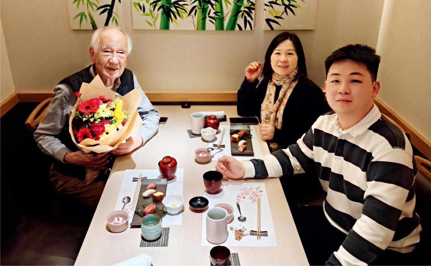 佐佐木俊一與彭林（中）、彭俊霖（右）在一起。