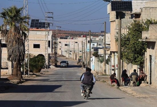 這是12月1日拍攝的敘利亞哈馬省北部一處城鎮(zhèn)街道。新華社發(fā)