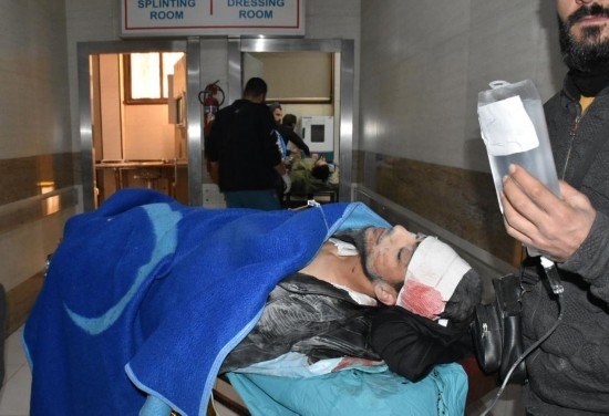 11月29日，在敘利亞阿勒頗，傷者被送往醫(yī)院接受治療。新華社發(fā)