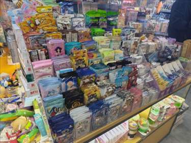 北京某文具店卡牌盲盒柜臺(tái)，未設(shè)相關(guān)提醒。人民網(wǎng)記者 黃鈺攝