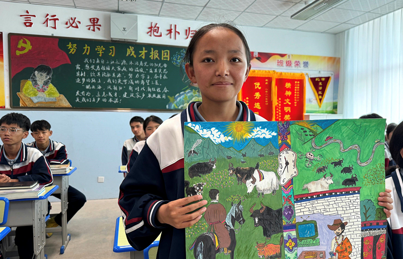果洛西寧民族中學(xué)學(xué)生尼東拉毛在主題思政課上展示表現(xiàn)現(xiàn)代化家鄉(xiāng)的作品。