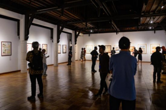 觀眾參觀“東盟-中國(guó)人文交流年”漫畫大賽展覽。記者 徐欽 攝