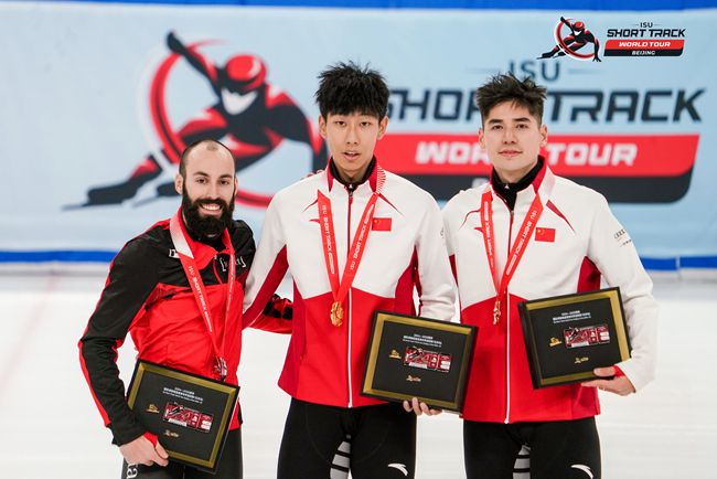 男子500米頒獎(jiǎng)儀式，中國(guó)選手孫龍(中)奪得冠軍，加拿大選手杜博伊斯(左)獲得亞軍，中國(guó)選手劉少昂獲得季軍。賽事組委會(huì)供圖