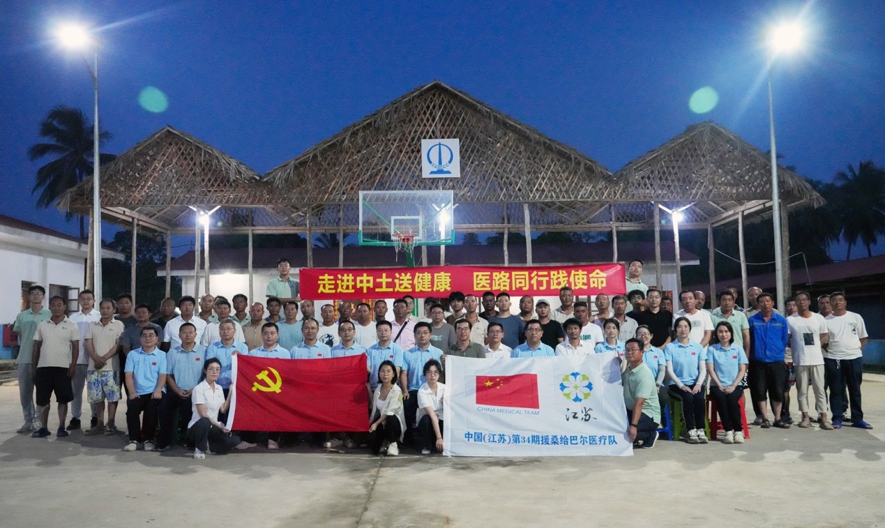 醫(yī)療隊(duì)與中土東非桑島分公司合影。中國土木供圖
