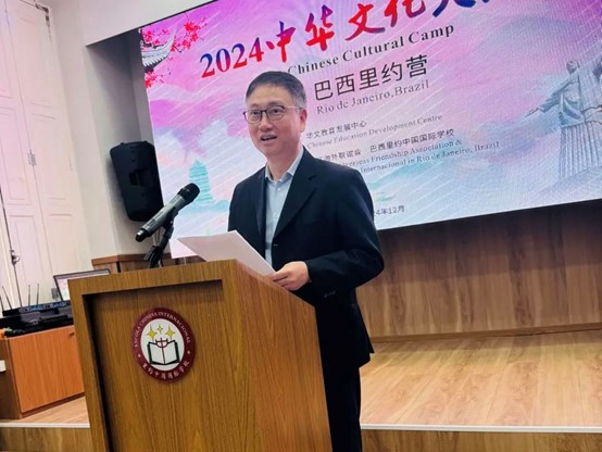 里約中國國際學校代董事長尹霄敏在閉營儀式上致辭?；顒又鬓k方供圖