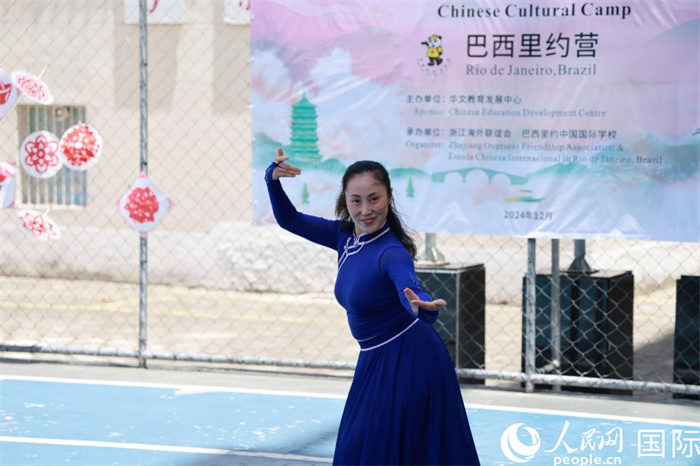 蒙古族舞蹈《熱土》表現(xiàn)出草原兒女的熱情與活力。人民網(wǎng)記者 陳海琪攝