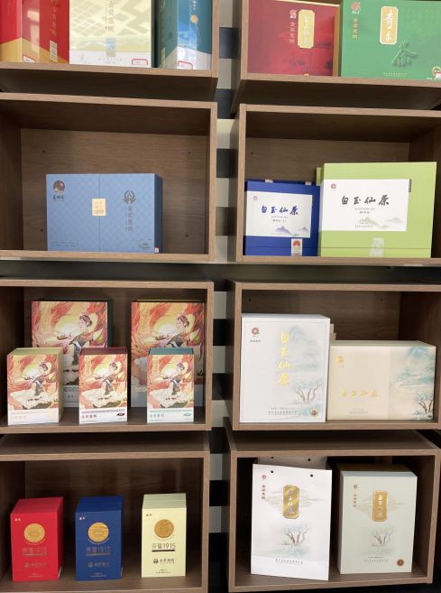 景寧各種茶葉產(chǎn)品。劉軍國(guó)攝