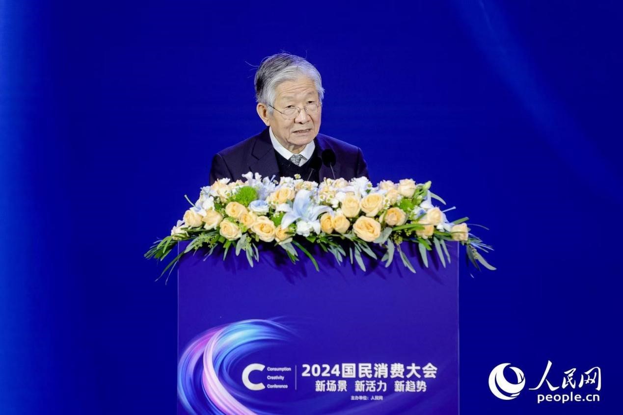 國務(wù)院發(fā)展研究中心原副主任、中國企業(yè)評(píng)價(jià)協(xié)會(huì)會(huì)長侯云春在2024國民消費(fèi)大會(huì)上分享。