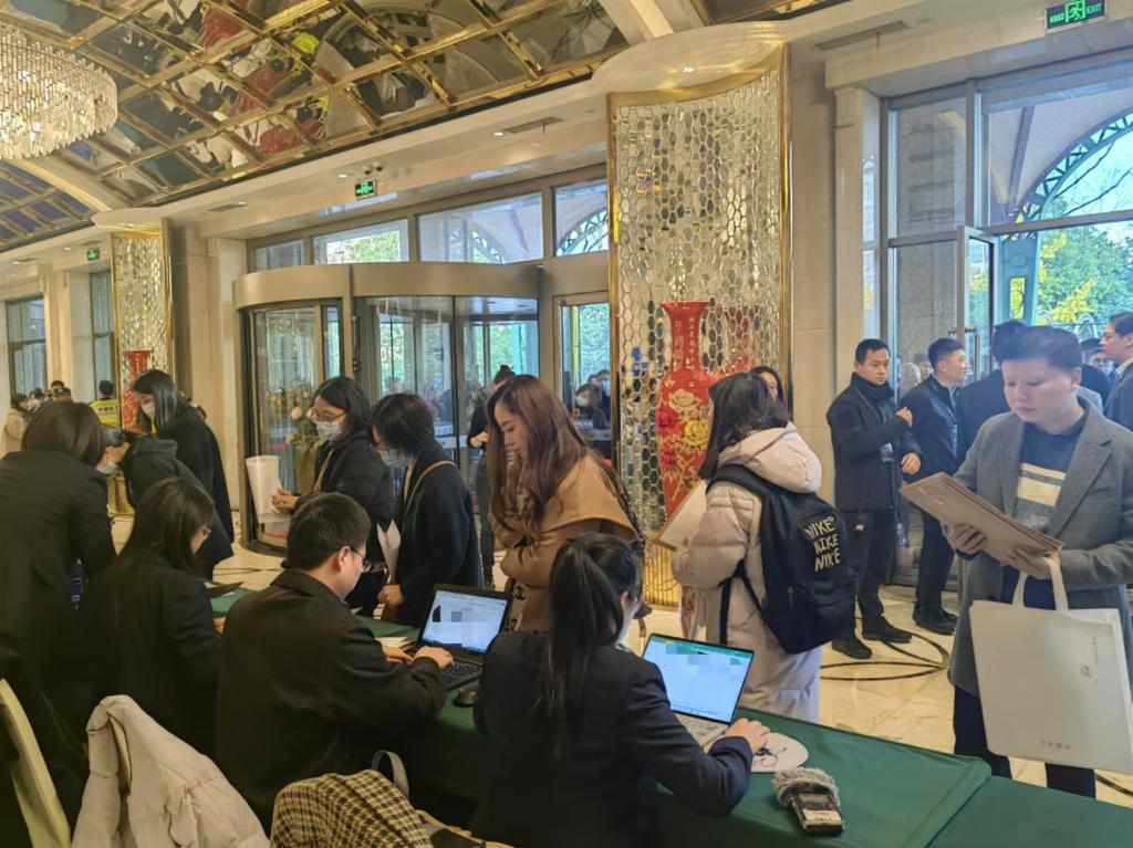 12月12日，第十批國家組織藥品集中帶量采購現(xiàn)場(chǎng)。新華社記者龔雯 攝