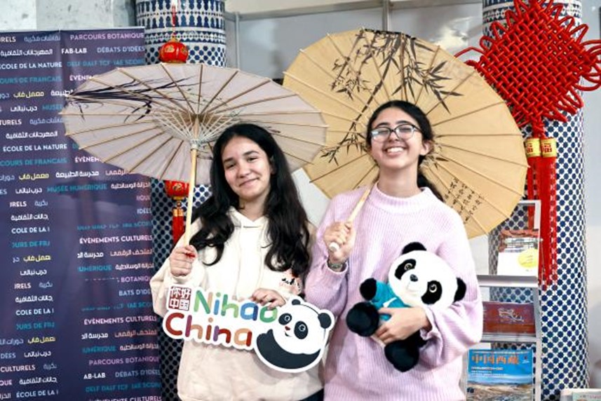 兩名女孩在合影。拉巴特中國文化中心供圖