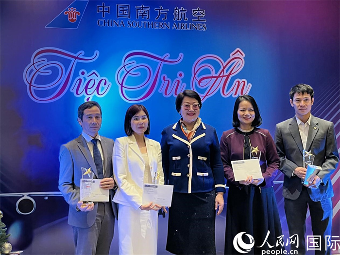 中越航司界代表在交流會(huì)上合影。人民網(wǎng)記者 楊曄攝