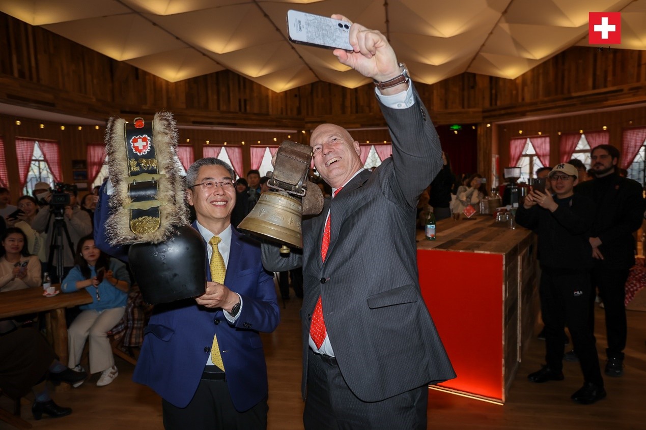 瑞士駐華大使白瑞誼與北京市西城區(qū)委副書記、代區(qū)長郅海杰搖響瑞士牛鈴，共同為小木屋揭幕。瑞士駐華大使館供圖