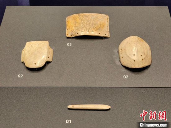 12月14日，“文明先鋒—凌家灘文化玉器展”在故宮博物院文華殿開幕。圖為展覽現(xiàn)場的玉龜、玉版和玉簽。 中新社記者 應(yīng)妮 攝