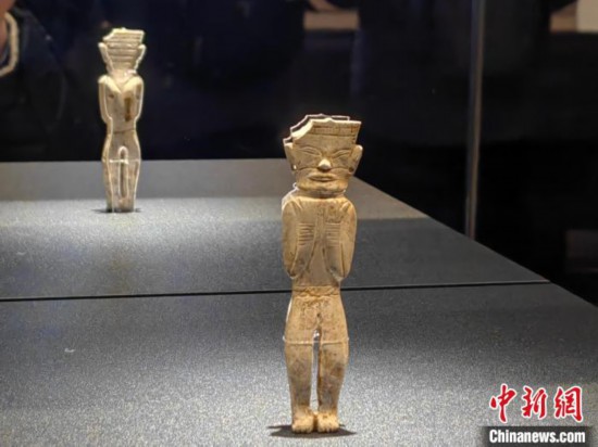 12月14日，“文明先鋒—凌家灘文化玉器展”在故宮博物院文華殿開幕。圖為展覽現(xiàn)場的立姿玉人。 中新社記者 應(yīng)妮 攝