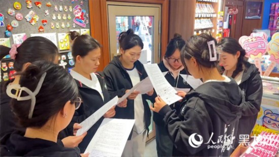 工會(huì)組織企業(yè)職工開(kāi)展技能培訓(xùn)活動(dòng)。人民網(wǎng)記者 張哲鑫攝