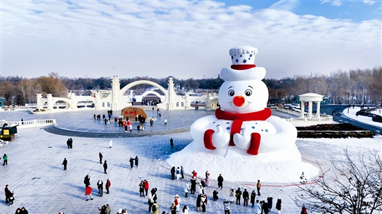 12月8日，黑龍江哈爾濱市今冬第一個大雪人“雪人先生”在太陽島風(fēng)景區(qū)落成。大雪人高20米，用雪量4000立方米。圖為12月9日在哈爾濱太陽島風(fēng)景區(qū)正門廣場拍攝的大雪人。新華社記者 王松攝