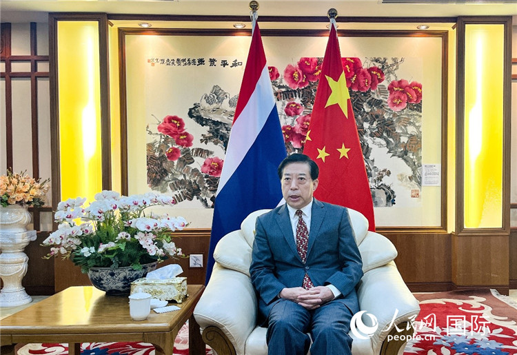 2024年12月10日，中國(guó)駐泰國(guó)大使韓志強(qiáng)在泰國(guó)曼谷接受中國(guó)—東盟中心（ACC）組織的“多彩東盟：2024年中國(guó)媒體東盟行”媒體團(tuán)采訪。人民網(wǎng)記者 羨江楠攝
