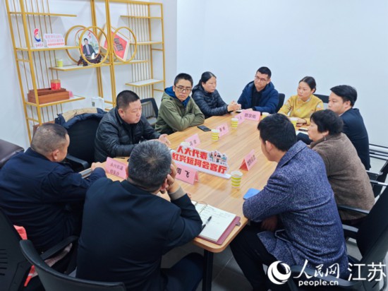 “紅興會客廳”，一場助企紓困協(xié)調(diào)會正在進行。人民網(wǎng) 徐晨曦攝
