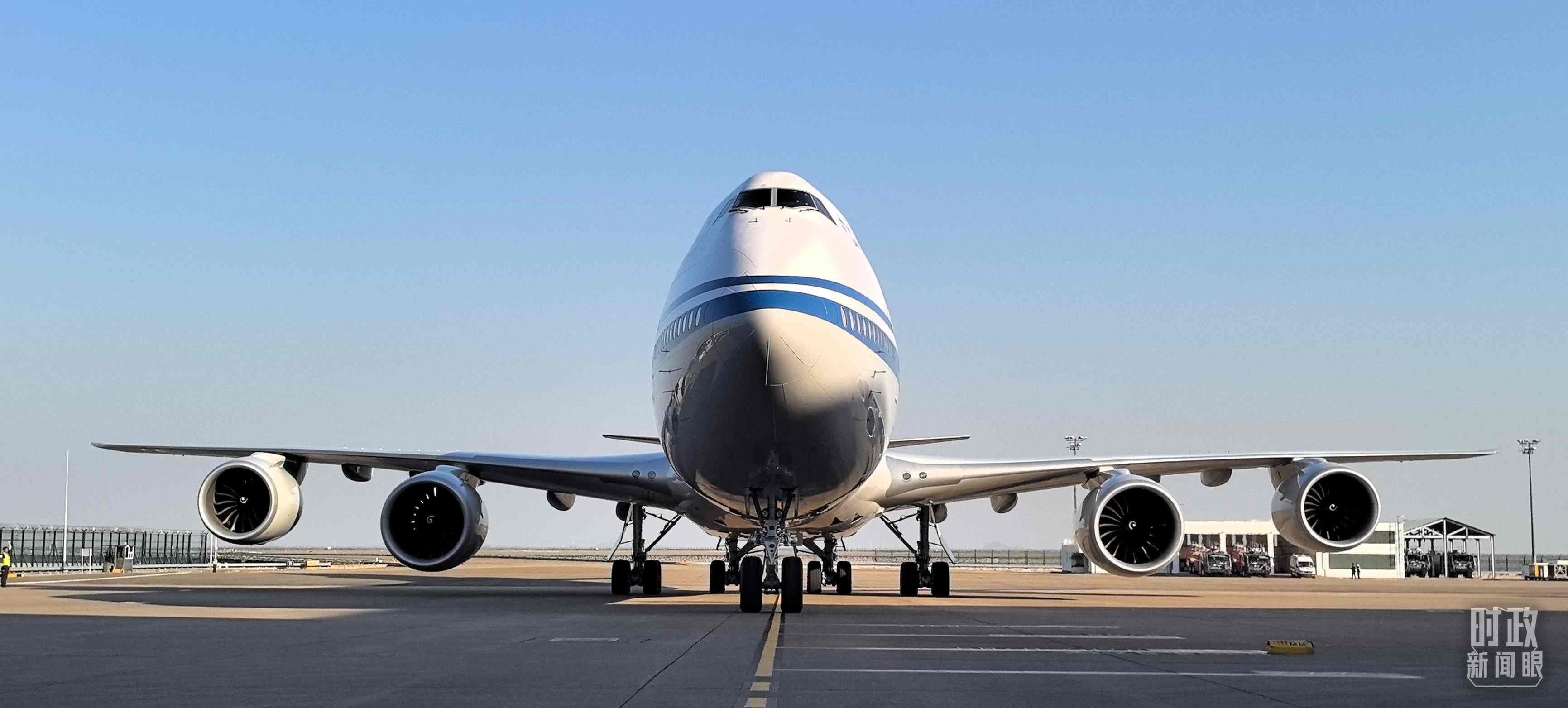 △習(xí)主席專機(jī)抵達(dá)澳門國(guó)際機(jī)場(chǎng)。（總臺(tái)央視記者王子杭拍攝）