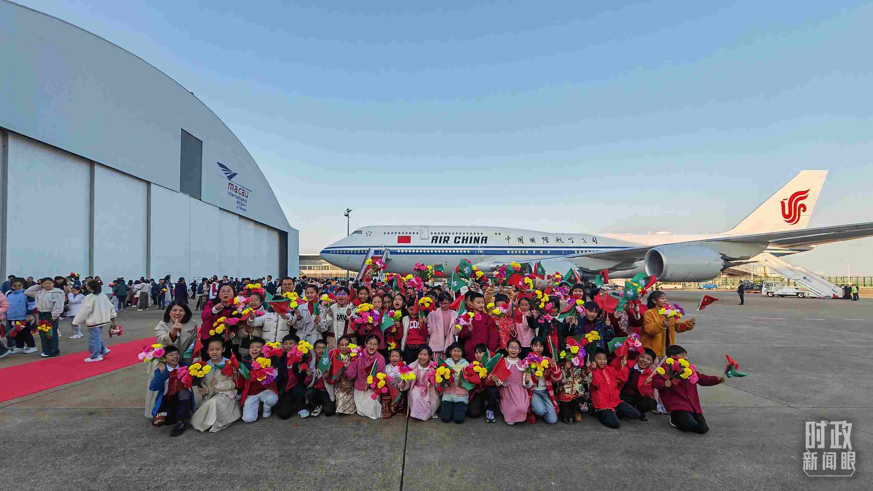 △歡迎儀式后，歡迎人群合影留念。（總臺(tái)央視記者劉琦拍攝）