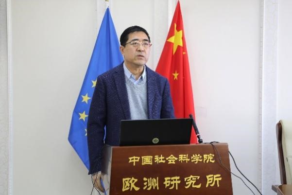 中國社會科學(xué)院歐洲研究所所長、《歐洲發(fā)展報(bào)告（2023～2024）》主編馮仲平研究員致辭。吳迪攝