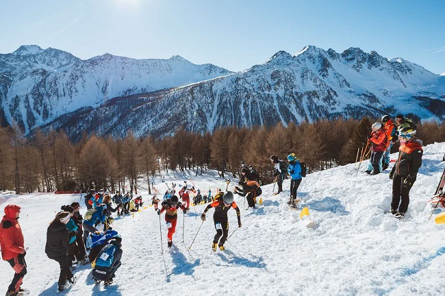 中國隊布魯爾（4號）在比賽中保持領(lǐng)先。中國滑雪登山隊供圖