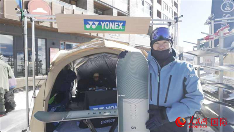 大塚幸博向記者展示滑雪板。人民網(wǎng)記者 袁蒙攝
