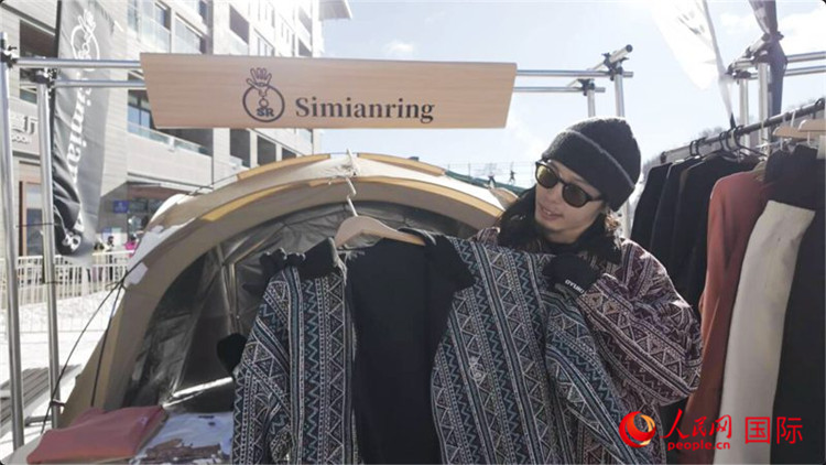 藤田周正在展示自己設計的滑雪服。人民網(wǎng)記者 袁蒙攝