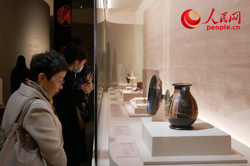 11月13日，觀眾正在國博參觀“美的多元——古希臘的藝術與生活”展。人民網(wǎng)記者 韋衍行攝