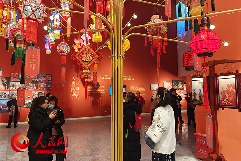 12月21日，觀眾正在參觀“過年——春節(jié)主題展”。人民網(wǎng)記者 韋衍行攝