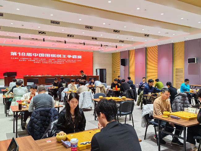 棋手在比賽中。人民網(wǎng)記者 李乃妍攝
