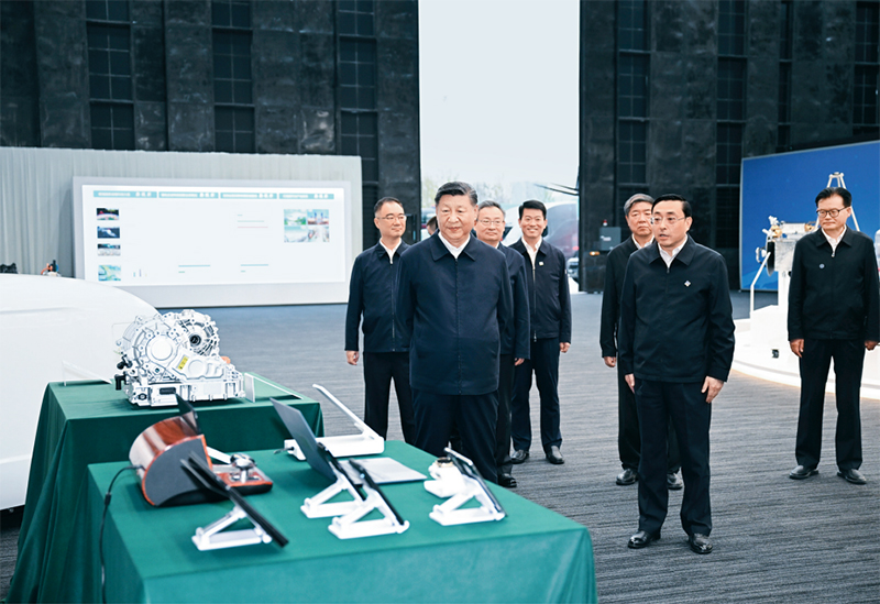 2024年10月17日至18日，中共中央總書記、國家主席、中央軍委主席習近平在安徽考察。這是17日下午，習近平在合肥濱湖科學城察看安徽省重大科技創(chuàng)新成果集中展示。 新華社記者 謝環(huán)馳/攝