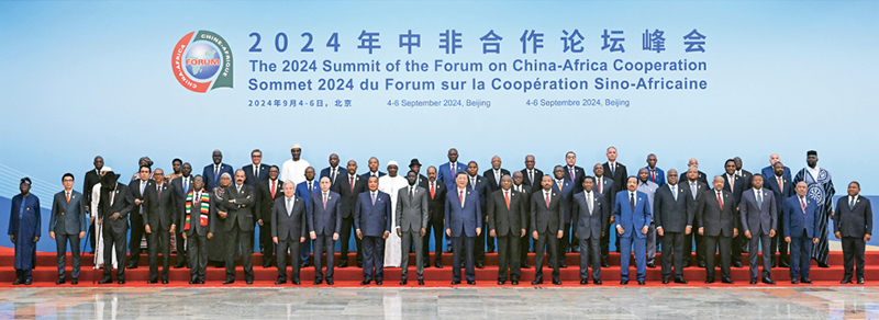 2024年9月5日上午，國家主席習近平在北京人民大會堂出席中非合作論壇北京峰會開幕式并發(fā)表主旨講話。這是開幕式前，習近平同出席峰會的外方領導人集體合影。 新華社記者 饒愛民/攝