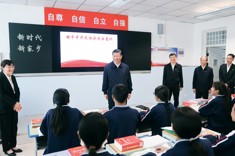 2024年6月18日至19日，中共中央總書記、國家主席、中央軍委主席習近平在青?？疾臁＿@是18日下午，習近平在果洛西寧民族中學高一（1）班觀摩“新時代、新家鄉(xiāng)”主題思政課。 新華社記者 鞠鵬/攝