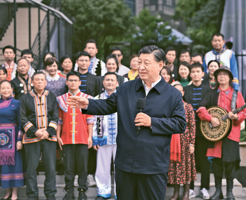 2023年12月14日至15日，中共中央總書記、國家主席、中央軍委主席習近平在廣西考察。這是14日上午，習近平在南寧市良慶區(qū)蟠龍社區(qū)考察時，同社區(qū)各族群眾親切交流。 新華社記者 燕雁/攝