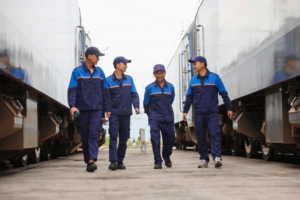 2024年9月9日，來自中國、老撾的師徒4人在中老鐵路萬象運(yùn)營管理中心的機(jī)車檢修庫內(nèi)。新華社發(fā)（楊永全攝）