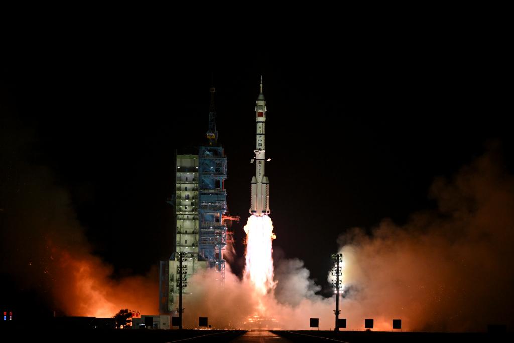 2024年10月30日，搭載神舟十九號載人飛船的長征二號F遙十九運(yùn)載火箭在酒泉衛(wèi)星發(fā)射中心點(diǎn)火發(fā)射。新華社記者李鑫攝