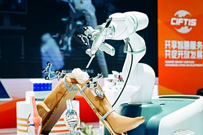 2024年中國國際服務(wù)貿(mào)易交易會上展出的人工智能骨科手術(shù)機器人。新華社發(fā)