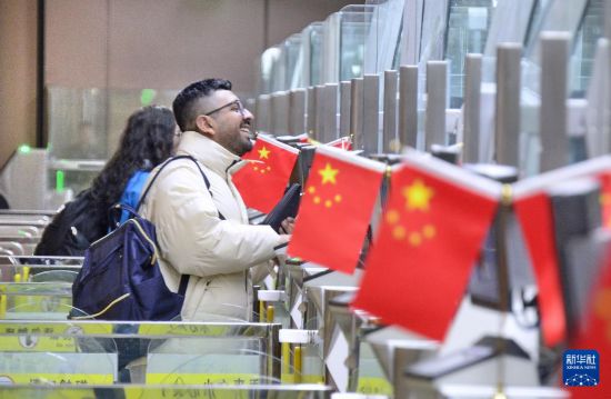 1月2日，國外旅客通過大興機場邊檢站入境。新華社記者 李欣 攝