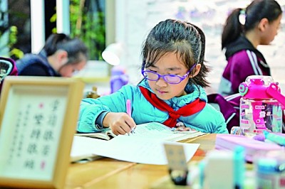 在河南洛陽市澗西區(qū)長安路街道長安路二社區(qū)共享自習(xí)室內(nèi)，孩子們在學(xué)習(xí)。李衛(wèi)超攝/光明圖片