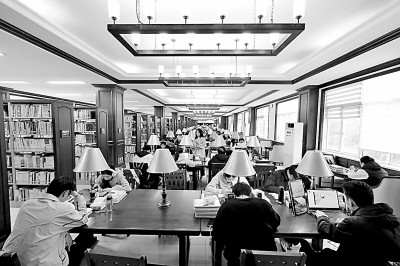 重慶大學圖書館，大學生們正在讀書學習。孫凱芳攝/光明圖片