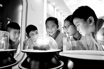江西省南昌市青云客航天科創(chuàng)空間青少年科普館，孩子們在觀察光壓傳動試驗。鮑贛生攝/光明圖片