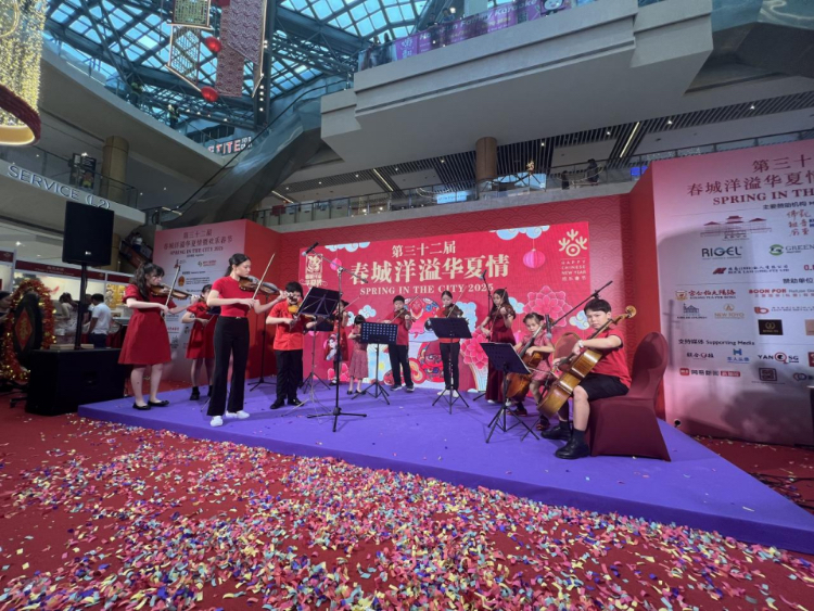 來自中國和新加坡的藝術(shù)團(tuán)體聯(lián)袂表演了歌舞、器樂、武術(shù)、雜技等多種形式的文藝節(jié)目。活動主辦方供圖
