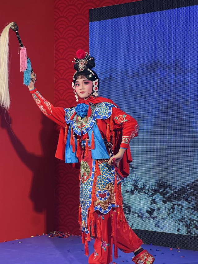 來自中國和新加坡的藝術(shù)團(tuán)體聯(lián)袂表演了歌舞、器樂、武術(shù)、雜技等多種形式的文藝節(jié)目?；顒又鬓k方供圖