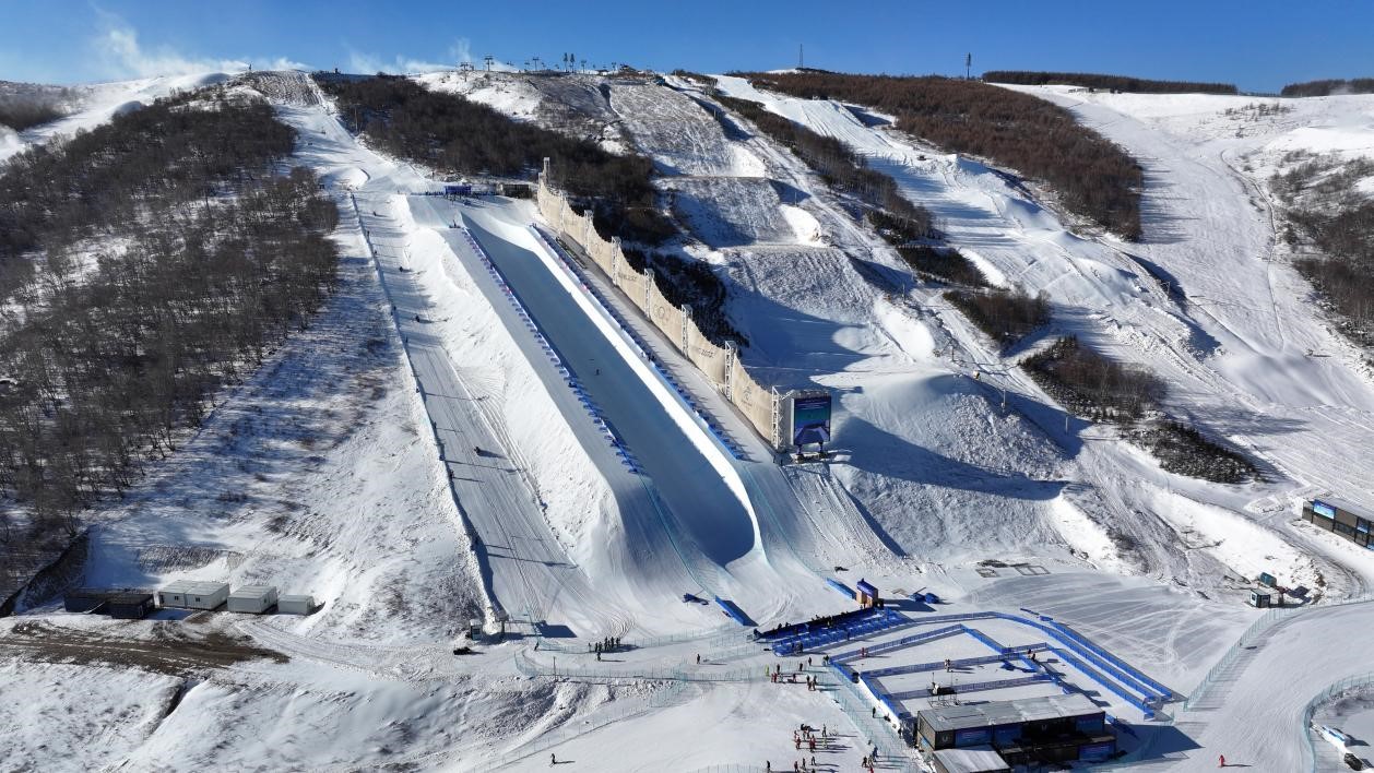 2024-2025賽季國(guó)際雪聯(lián)自由式滑雪和單板滑雪U型場(chǎng)地技巧世界杯比賽場(chǎng)地。人民網(wǎng)記者 李兆民攝