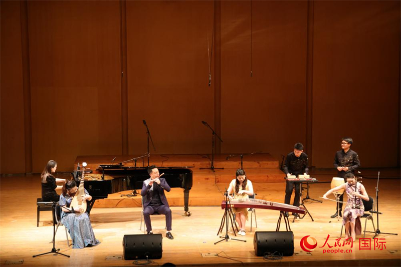 來自云南藝術(shù)學院的音樂家在演奏《金蛇狂舞》。人民網(wǎng)記者 楊一攝