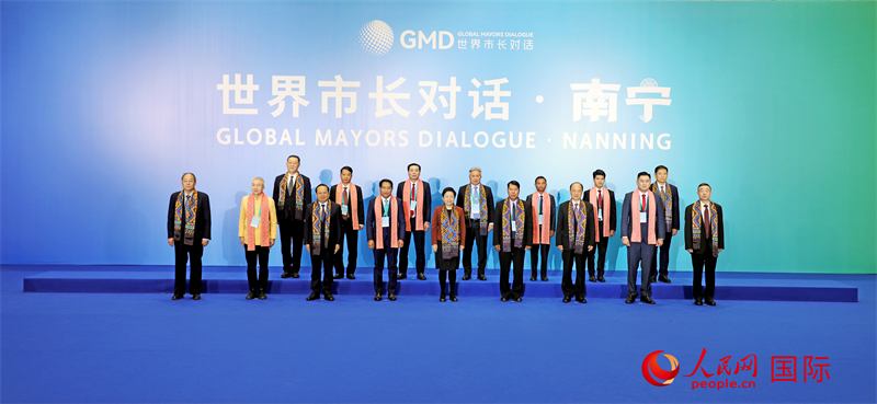 在南寧國際會展中心金桂花廳外，參加活動的中國和東盟國家市長合影留念。人民網(wǎng)記者 趙益普攝