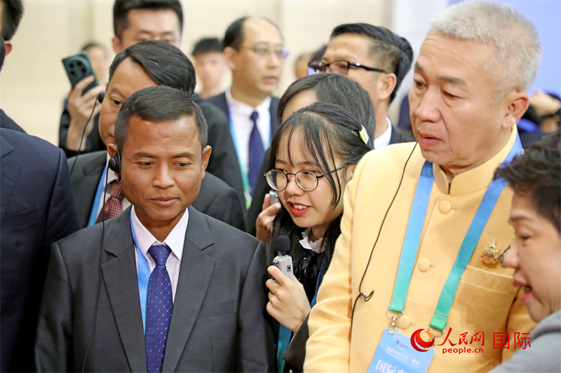 東盟國家市長在觀看、體驗?zāi)蠈幏沁z展示。人民網(wǎng)記者 趙益普攝