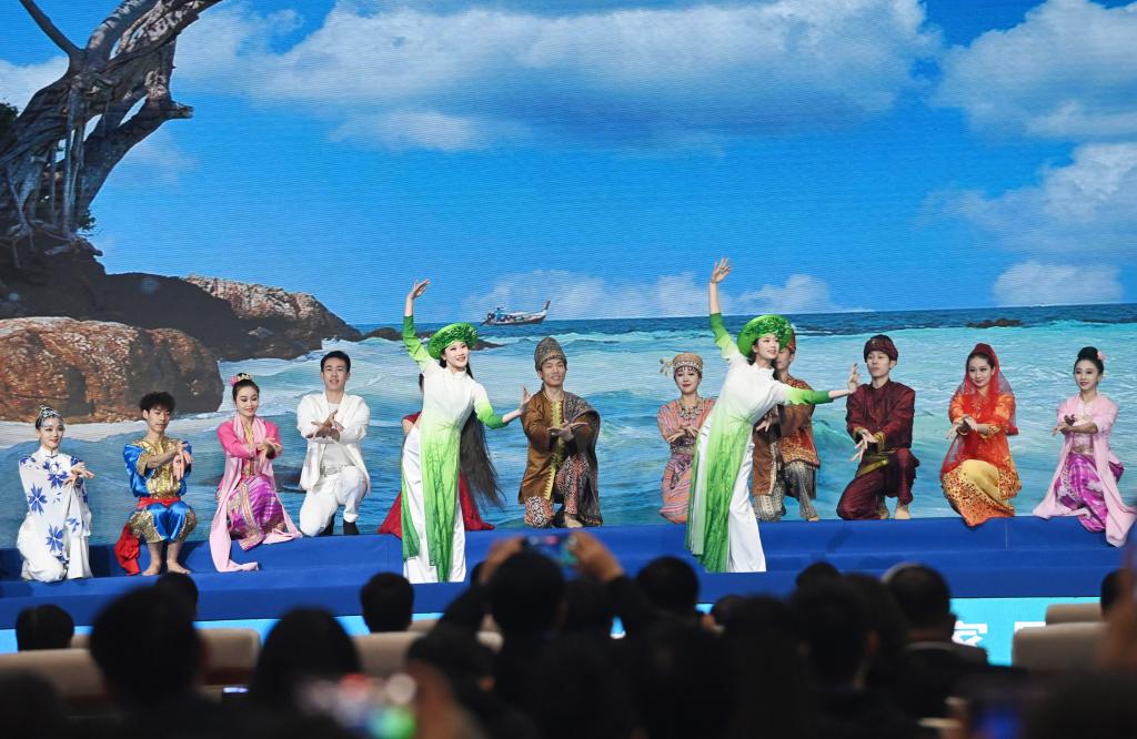 這是1月16日，在南寧國際會(huì)展中心，演員在“世界市長對(duì)話·南寧”活動(dòng)間隙表演節(jié)目。新華社記者 陸波岸 攝