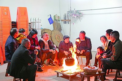 為討論蜜梨產(chǎn)業(yè)發(fā)展事宜，鸕鳥鎮(zhèn)開展“圍爐夜話”。資料圖片